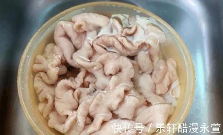 清洗猪大肠有妙招，巧加“两个料”，洗得快又干净，猪大肠不臭了