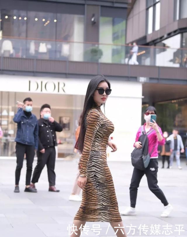 继“豹纹裙”之后,“斑马裙”强势来袭,让年轻女孩措手不及!