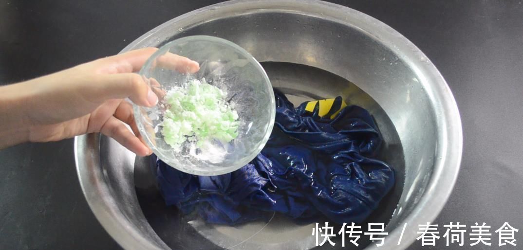 每次洗衣服时倒一点它, 衣服不管有多脏, 洗完后跟新的一样干净