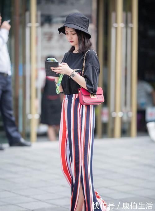 大长腿|街拍小姐姐一条卫衣裙,白色的款式很百搭,尽显时尚魅力