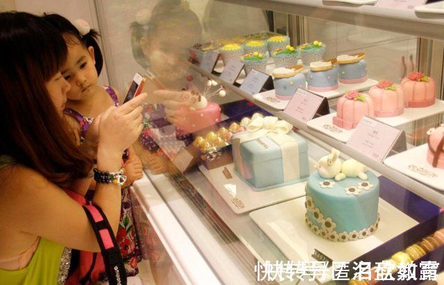 学生|家长买“蛋糕边角料”给孩子吃,被网友指责,穷家长会养出自卑娃