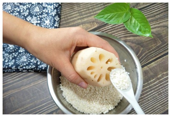 莲藕别总炒着吃了，教你做成红糖糯米藕，软糯鲜香，全家爱吃