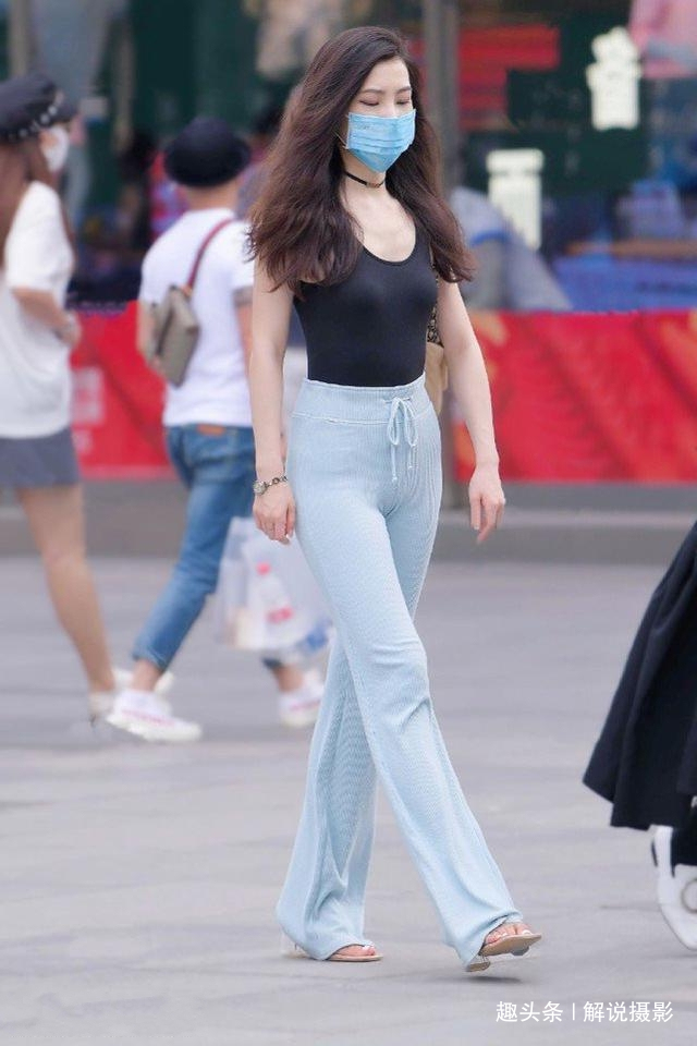 休闲|路人街拍,美女穿一袭飘逸的白色衣裙,靓丽大方