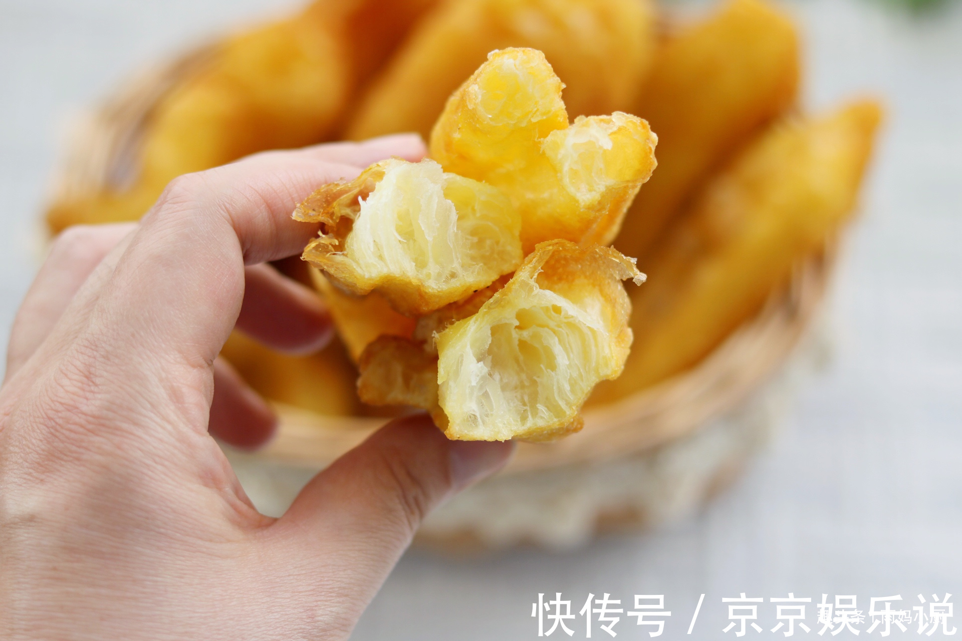 想吃油条别再买了，在家自己做好吃又卫生，个个空心又酥脆