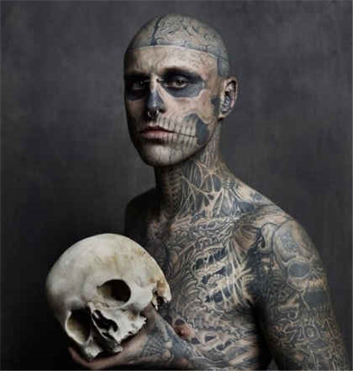 瑞克|他花3年把“人骨”纹遍全身,走红后却黯然自杀,这就是艺术么