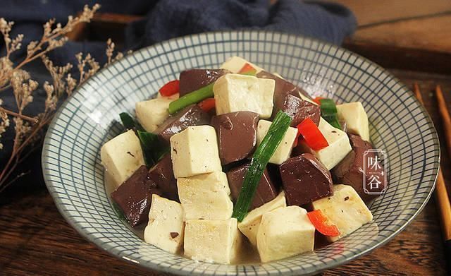 它是猪身上的液体肉，隔三差五吃一盘，排毒补血，给身体做大扫除