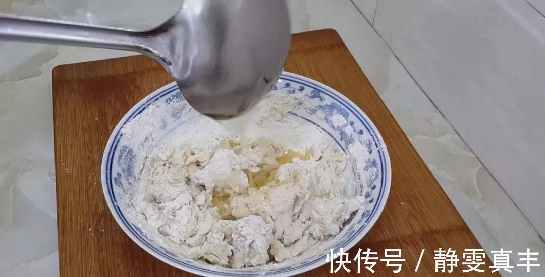 鸡蛋灌饼|吃早餐蛋糕的新方法,淋上蛋液,比手抓蛋糕简单,比鸡蛋灌饼好
