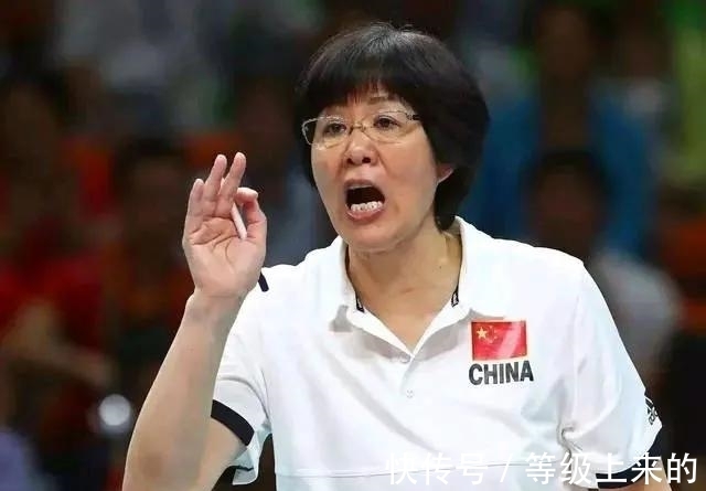 世界女排联赛|离开中国女排后，郎平享受退休生活！国庆节田间削甘蔗享受生活