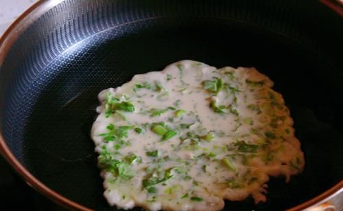 这菜叶子别扔掉，用来烙饼最好吃，清香扑鼻，大人小孩都爱吃
