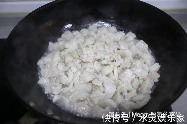 想要猪油熬得洁白，可别小看这碗凉水，熬得又快还有清香味