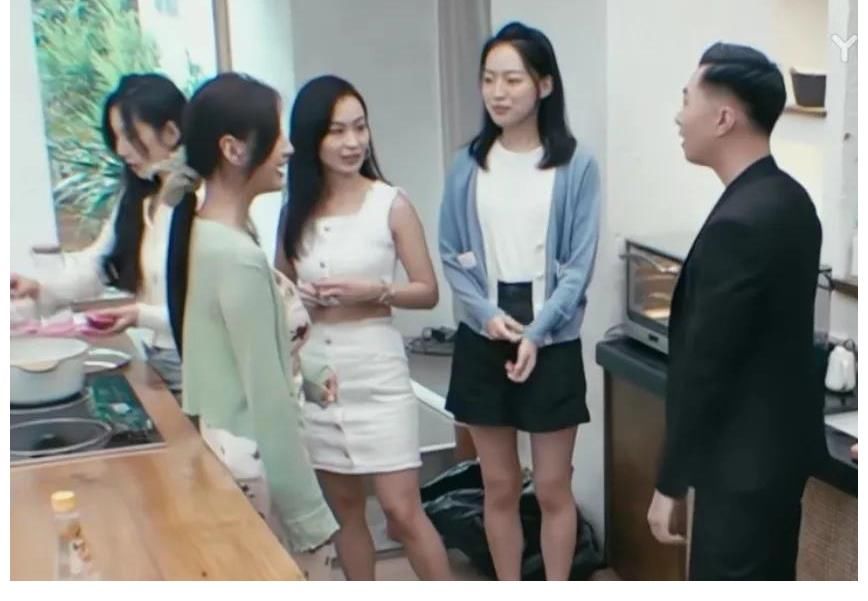 《我們戀愛(ài)吧》四位女嘉賓同框，陳霜慧成熟性感，何丹妮令人驚艷