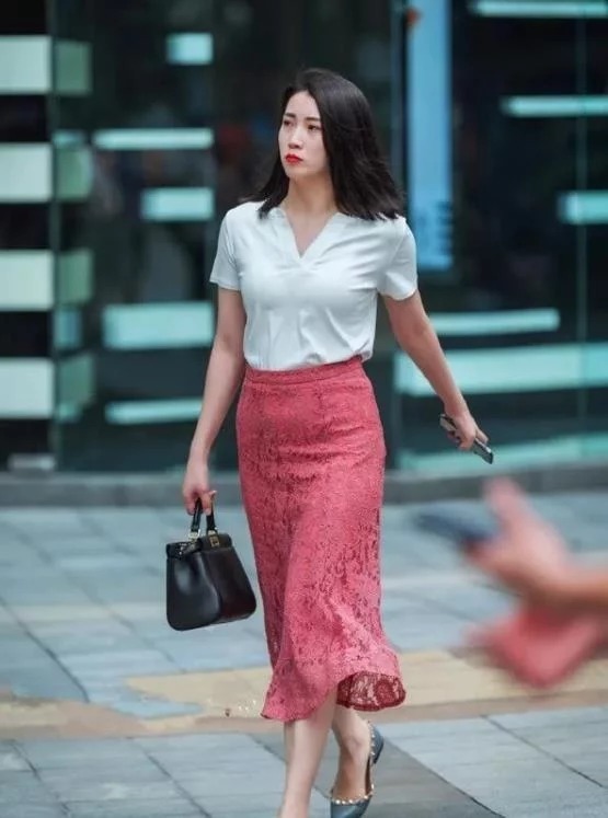 蓝色|街拍:肤如凝脂的美女,一条蓝色的连衣裙,时尚气质女人味