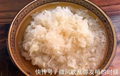 雪梨银耳羹|煮银耳时，别只会傻傻的泡水少了这一步，银耳煮再久也不会出胶