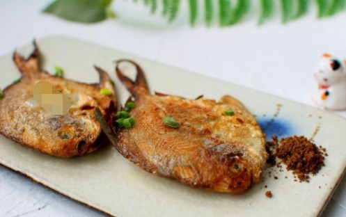 鲳鱼这么煎又香又酥,保证皮不破、肉不散,老公下酒最爱