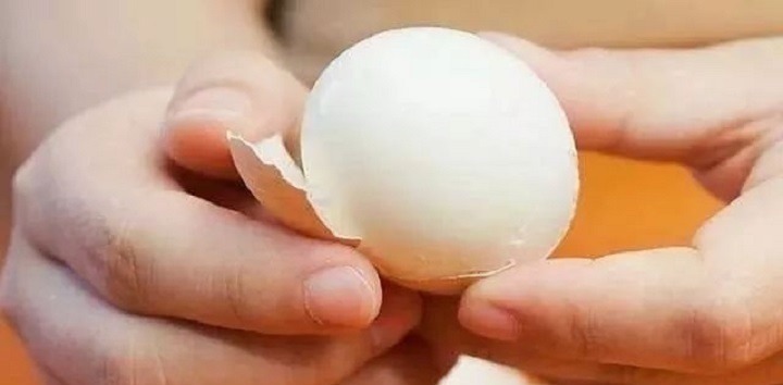 煮鸡蛋时，别再加盐了，偷偷加一勺“它”，鸡蛋鲜嫩，蛋壳易脱落