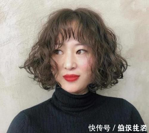 烫发 五六十岁的女人，剪短发要怎么烫？选择这两种烫发方式，不显老