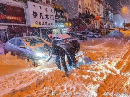 民警|通辽暴雪部分地区积雪达齐腰深，民警为被困老人铲出生命通道