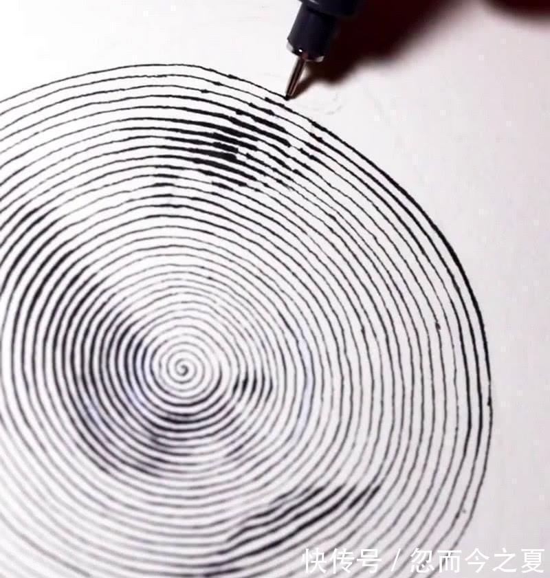 幅画作!美术生纸上转圈圈,开始以为画蚊香,成画阿丽塔效果炸裂
