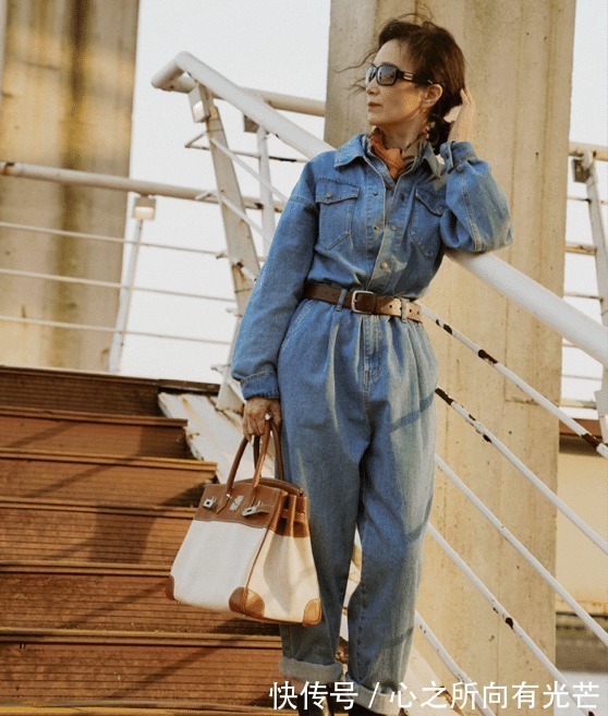 穿搭 人到中年要远离“大妈式”穿搭,学这位妈妈的减龄搭,很洋气