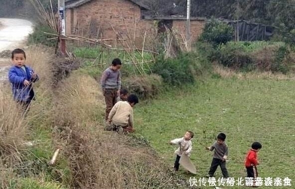 回到老家|双胞胎宝宝分开养，城里妈妈带的还不会走，乡下奶奶带的撵着鸡跑