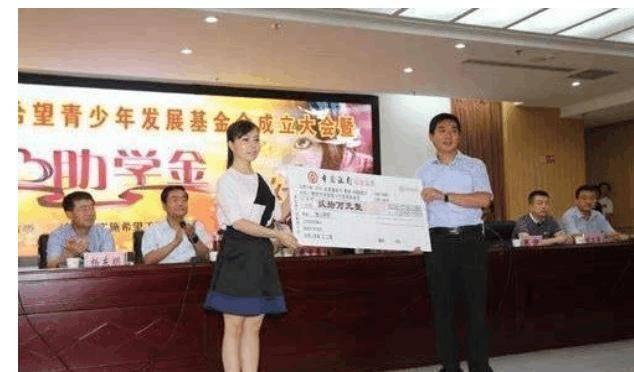 天差地别的王小丫和草帽姐一个低调无冕之王，一个浮夸遭人唾弃