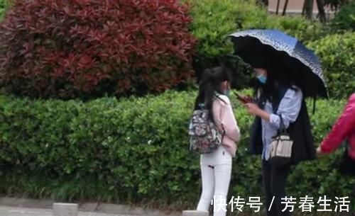 暖心|女孩路上来“初潮”，白裤被染红不知情，路人阿姨暖心举动大赞