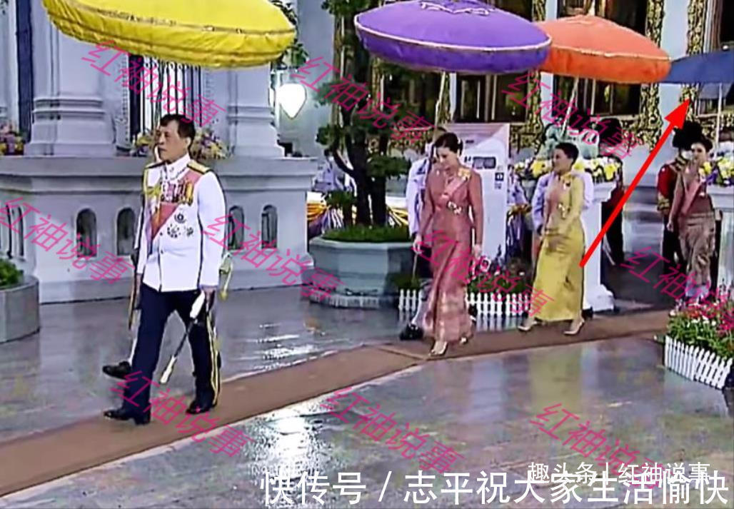 妻妾!妻妾待遇截然不同,43岁苏提达坐拥华盖,诗妮娜用雨伞滥竽充数