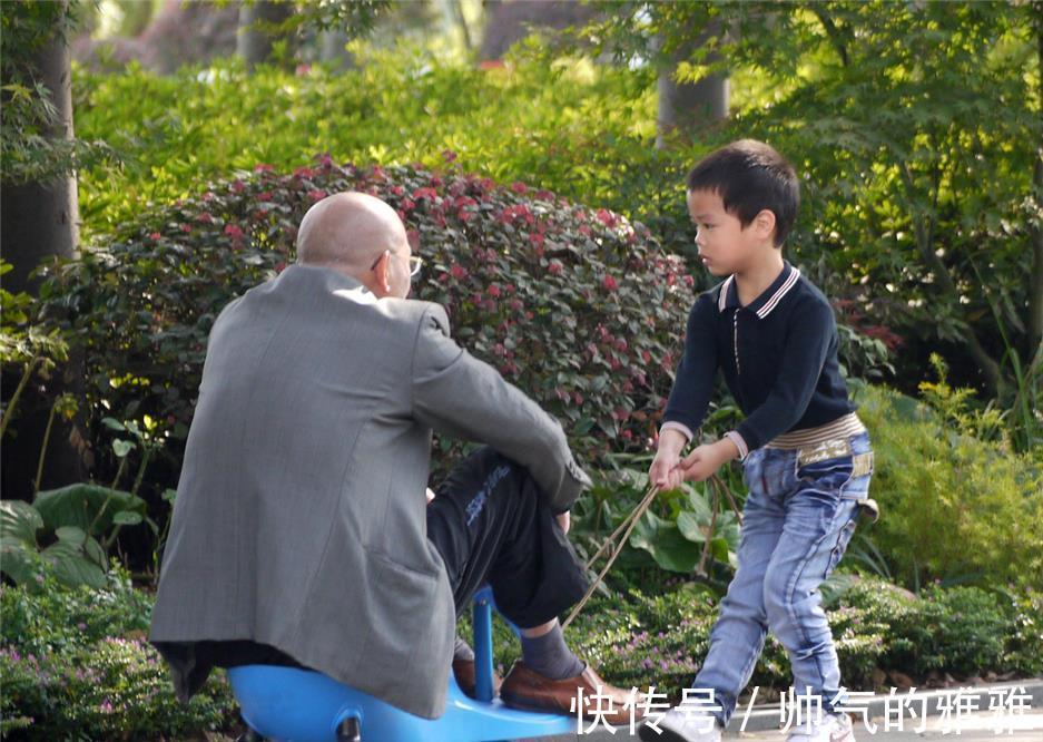 父母|老人帮忙带娃跟没老人带娃，3个家庭前后对比，差距一目了然！