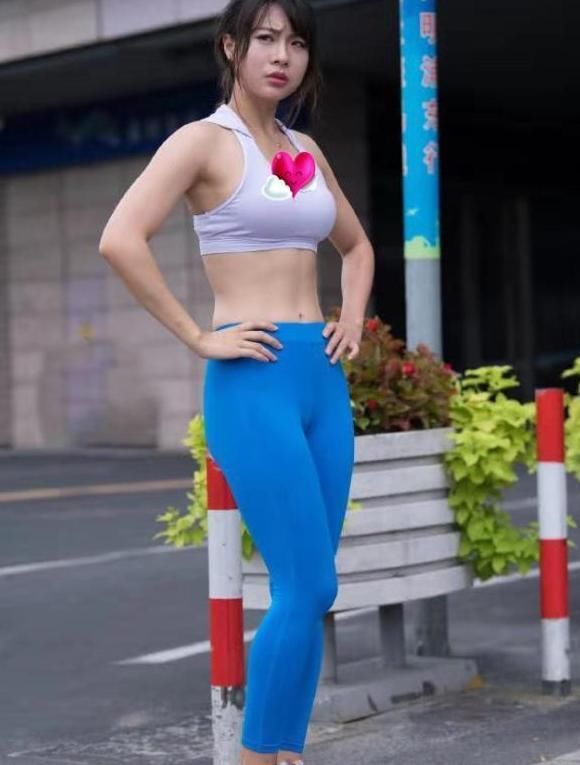 女网红|山东80后美女晨跑走红，完美驾驭无痕裤，坚持运动成就了她
