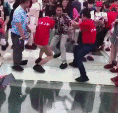 |搞笑GIF:成功把对面的妹子逗笑了 请问接下来我应该怎么做?