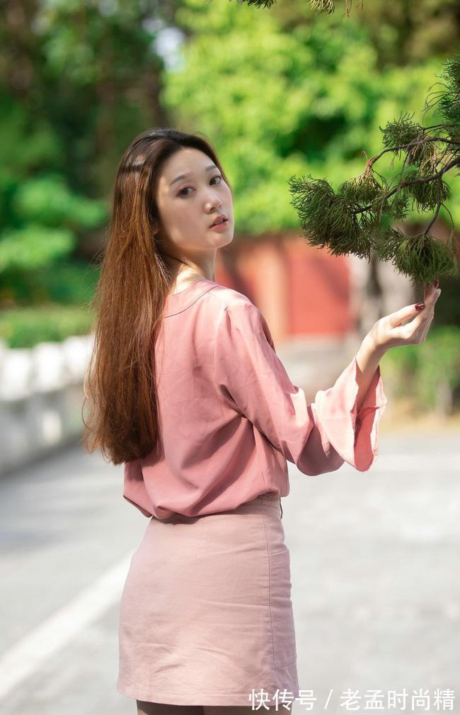 减龄 甜美减龄的雪纺衫,干练的V领设计露出精致的锁骨美,充满时尚感