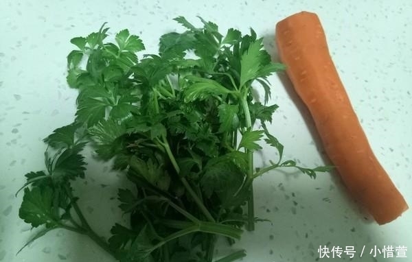 胡萝卜别总炖煮烧，试试这个做法，挑食的“熊孩子”吃得很开心