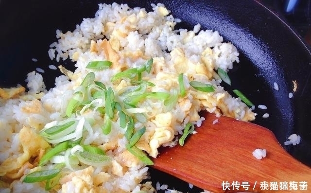 鸡蛋炒饭是先炒鸡蛋还是炒饭,教你正确的方法,米粒清,太香了