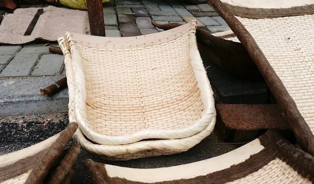 大集上老人卖多年不见的稀罕物,以前你家也有,75元一个值吗?