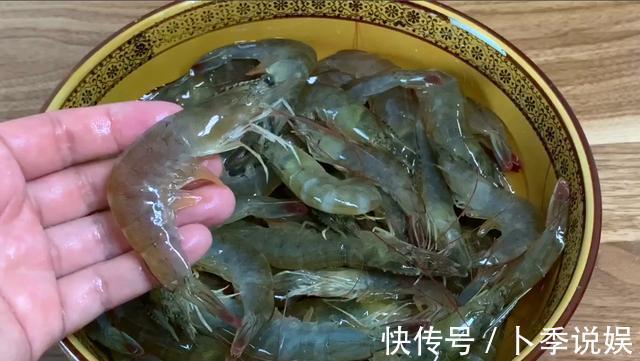 好吃|煮大虾时,加水煮是错的,学会这样做,虾肉入味又好吃,太香了