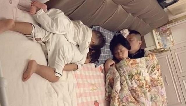 女儿|晚上睡觉时发现女儿“消失”,宝妈开灯找娃,结果扑哧一下笑出声