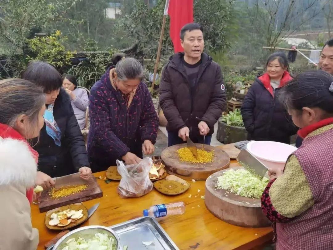 眉山青神宝镜村开展垃圾减量之“变废为宝”环保酵素活动