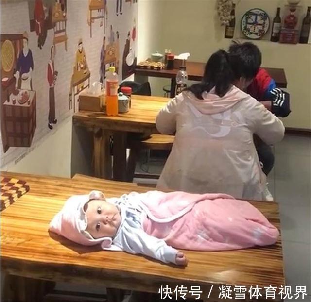 安全|年轻夫妻餐馆吃饭,嫌宝宝碍事放在隔壁桌,网友:孩子是意外