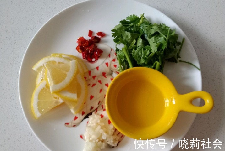 爽口|鸡胸肉这样吃健康还低脂,酸辣爽口,口感鲜嫩不柴