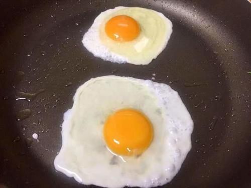 荷包蛋的新吃法，加入尖椒炒一炒，变身有滋有味的下饭菜，特开胃