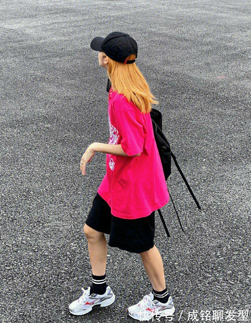 t恤|简约又显嫩的长款T恤穿搭,清爽随意不失时尚,今夏流行这样穿
