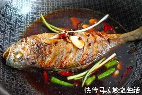 技巧|煎鱼时，直接下油锅可就废了，谨记3个技巧，不破皮也不粘锅