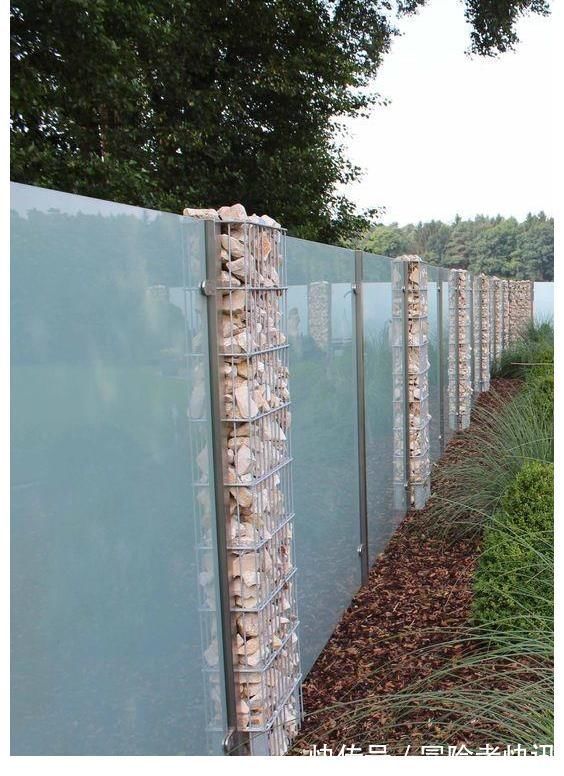 石笼网|砌院墙不用砖头,直接用磨砂玻璃,衬着绿植美成一幅画!