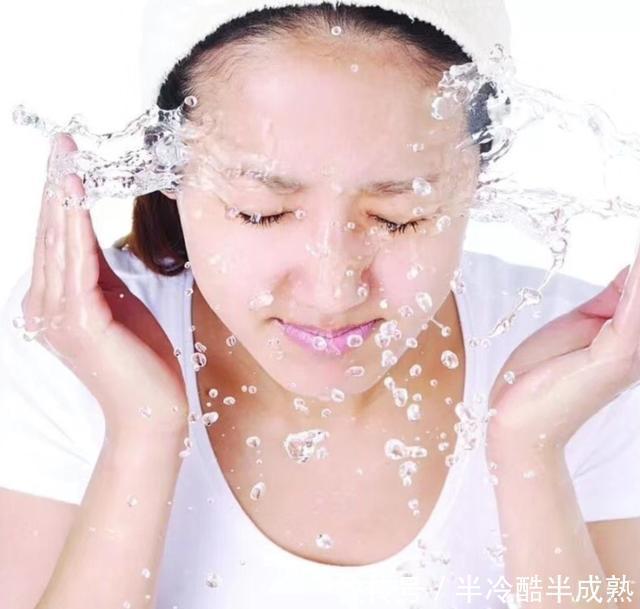 洗脸|皮肤粗糙暗沉注意睡前的四个护肤小技巧,皮肤越变越好