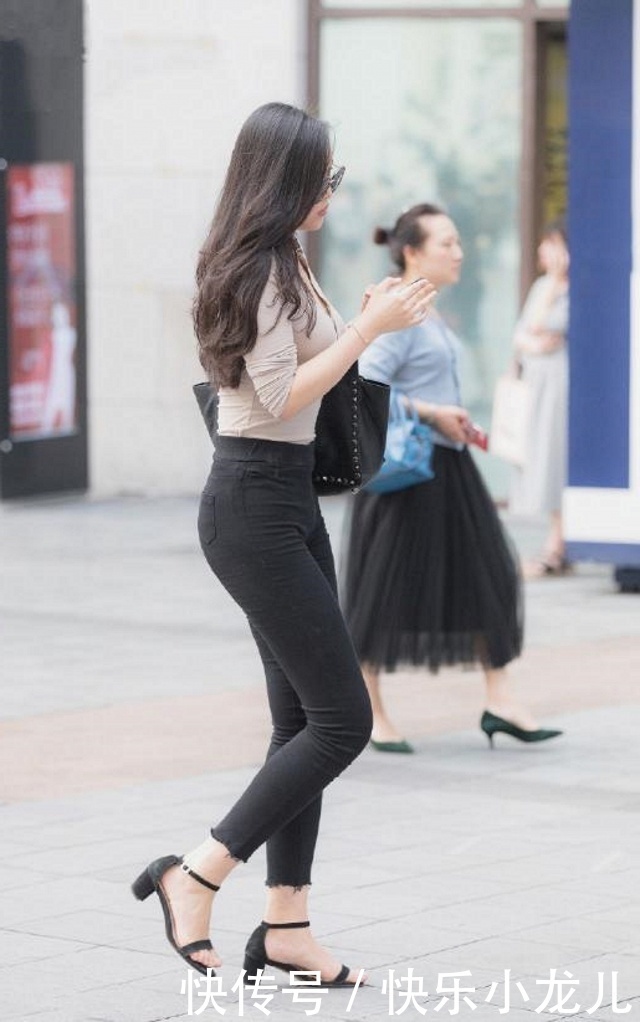 路人街拍,姑娘特别的潮流,搭配针织短衫,气质迎面扑来