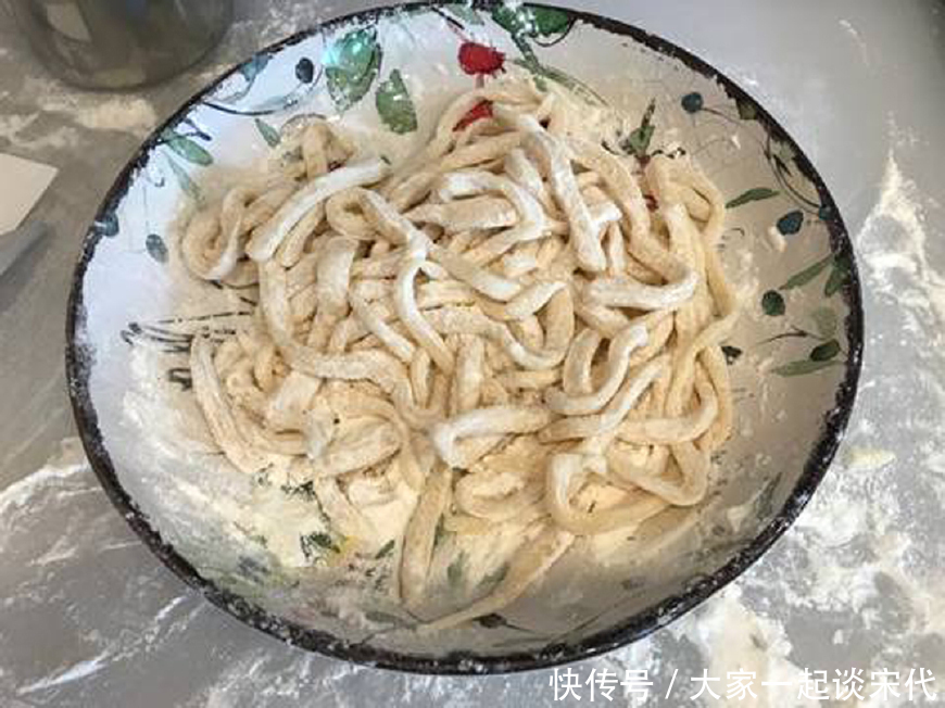 煮面条时，冷水下锅还是热水下锅？很多人都不懂，难怪面条不劲道
