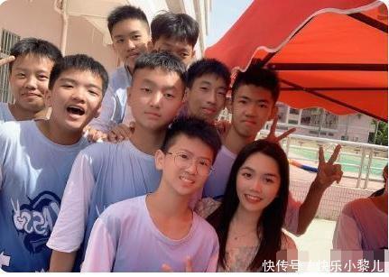 身高|“00后是吃啥长大的？”，因娃长太高引老师不满，连训话都不敢了