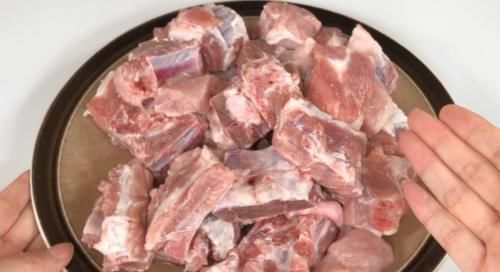 水洗|排骨不要直接用水洗,会越洗越脏,教你1个妙招,脏东西全跑出来