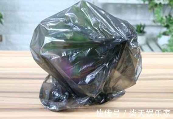 买东西的时候,塑料袋子不要扔掉,套在花盆上面,花朵叶子长更好