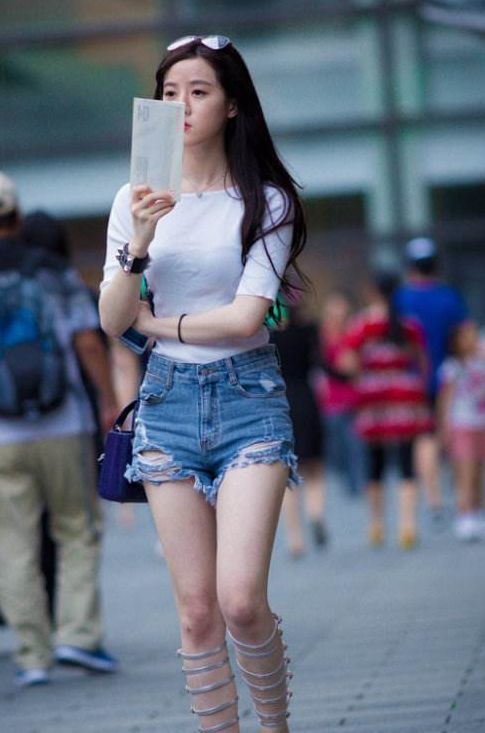 长发披肩|长发披肩的美女,身穿吊带长裙,美观又大方